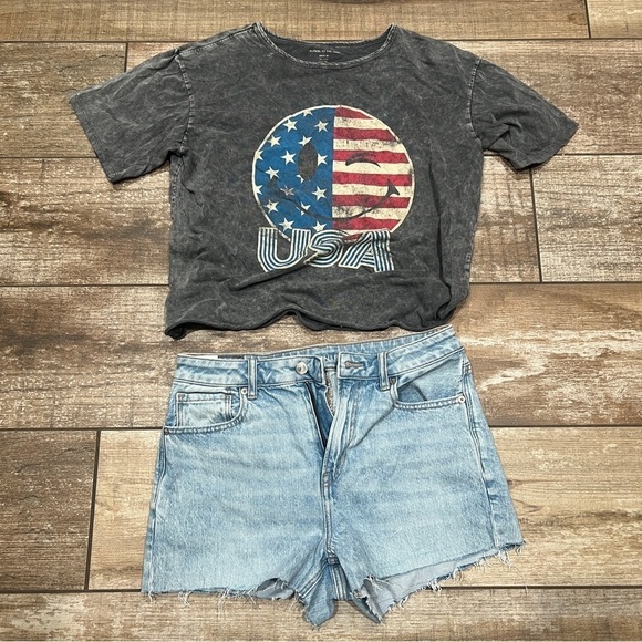 Caution To The Wind Tops - USA Smiley Face | Short Sleeve Tshirt